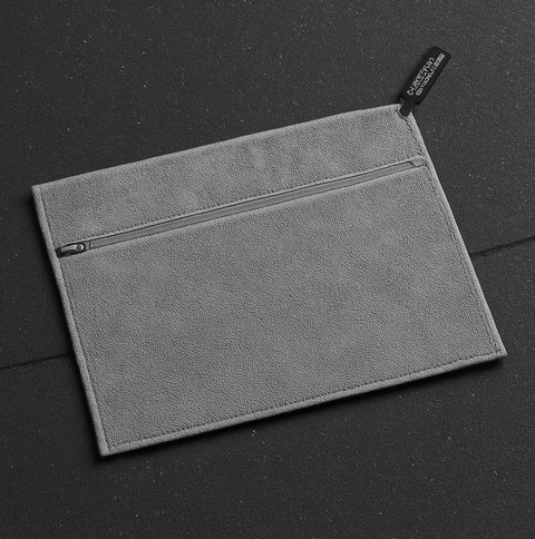 Šedý sportovní ručník z mikrovlákna s kapsou