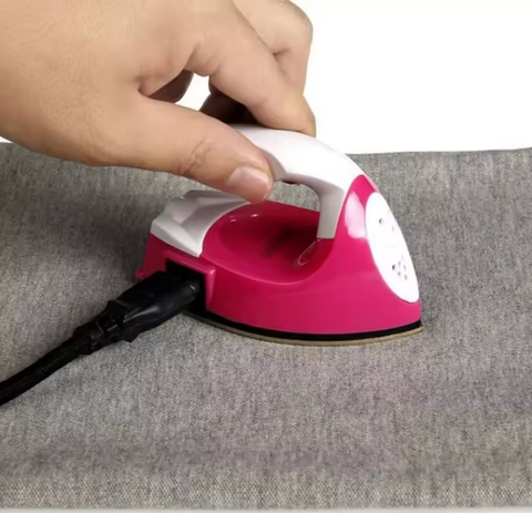 Jednoduchá mini elektrická žehlička na prádlo