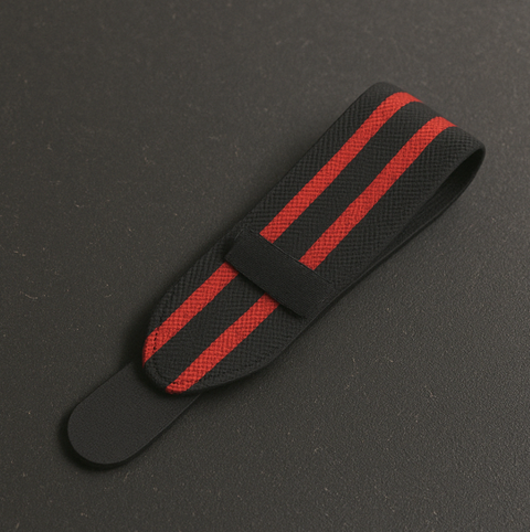 Červený bandážový pás na zápěstí