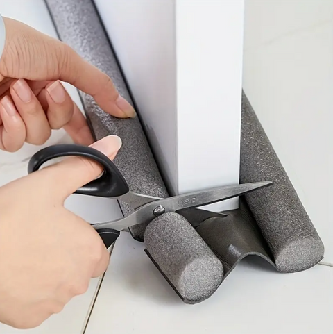 Dvojité těsnění pod dveře – účinné řešení proti průvanu, chladu a hmyzu