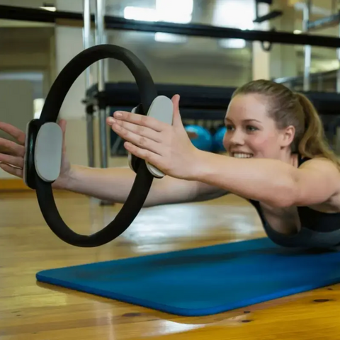 Pilates odporový prsten s ergonomickými pěnovými držadly
