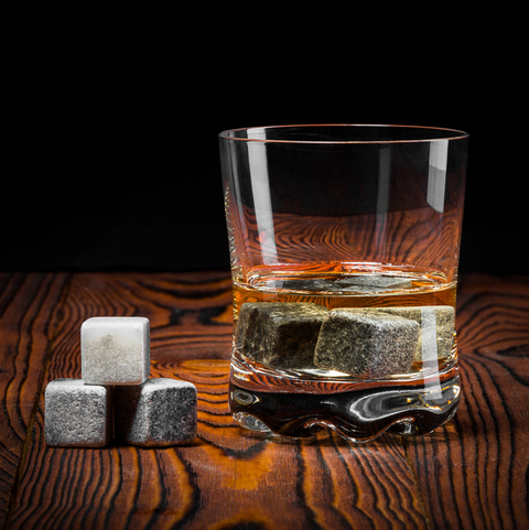 Chladiace kamenné kocky do nápojov