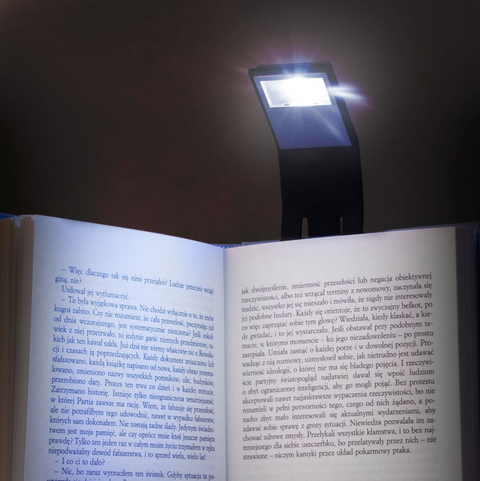 Ohebná lampička na knihu – světlo, které tě nikdy nenechá ve tmě