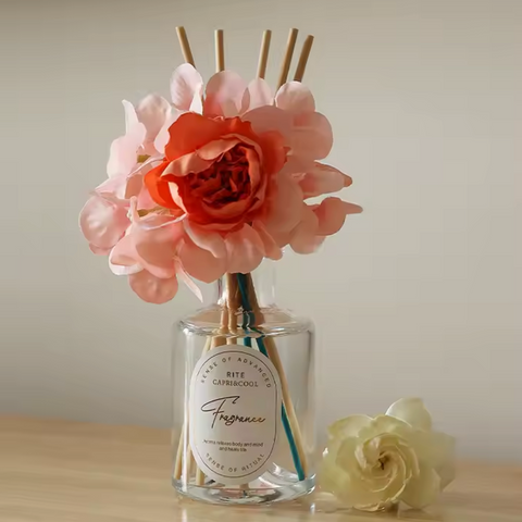 Luxusní aroma difuzér s dekorativními květinami – 200 ml Fireless Reed Diffuser v dárkovém balení