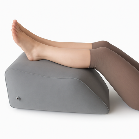 Ergonomický polštář na nohy – opora pro zdraví žil a pohodlí při odpočinku