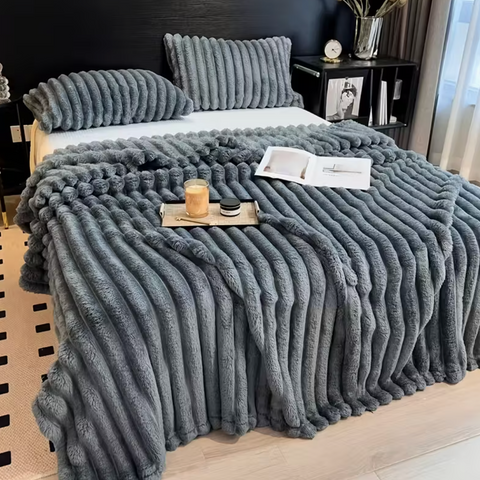 Flanelová pruhovaná deka s imitací králičí kožešiny