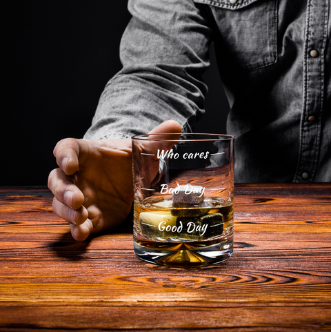 Sklenice na whisky Who Cares – originální dárek pro muže s humorem