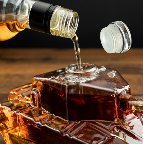 Skleněná karafa Bojový Tank 1000 ml – designový dárek pro muže (CZ)