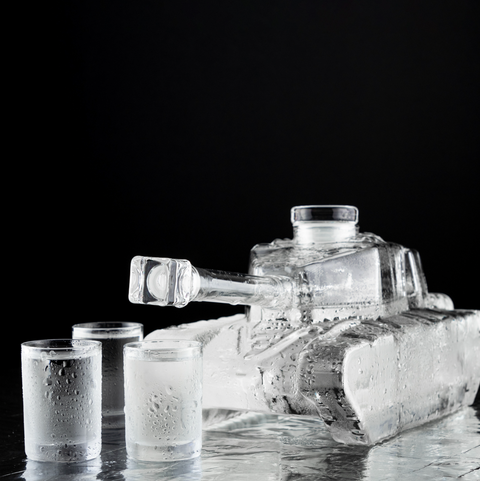 Skleněná karafa Bojový Tank 1000 ml – designový dárek pro muže (CZ)