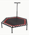 Červená hexagonální fitness trampolína s madlem
