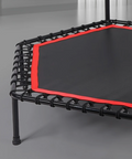Červená hexagonální fitness trampolína s madlem