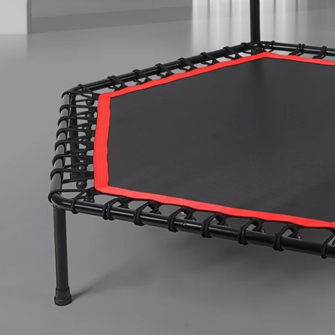 Červená hexagonální fitness trampolína s madlem