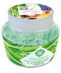 Tělový cukrový peeling jemně odstraní odumřelé kožní buňky. Jemně vyhladí, změkčí a oživí celou pokožku těla. Esenciální olej z citronové trávy má antimikrobiální účinek a svou vůní uvolňuje při migréně a stresu. Tělový cukrový peeling – to je profesionální péče ve vlastní sprše.